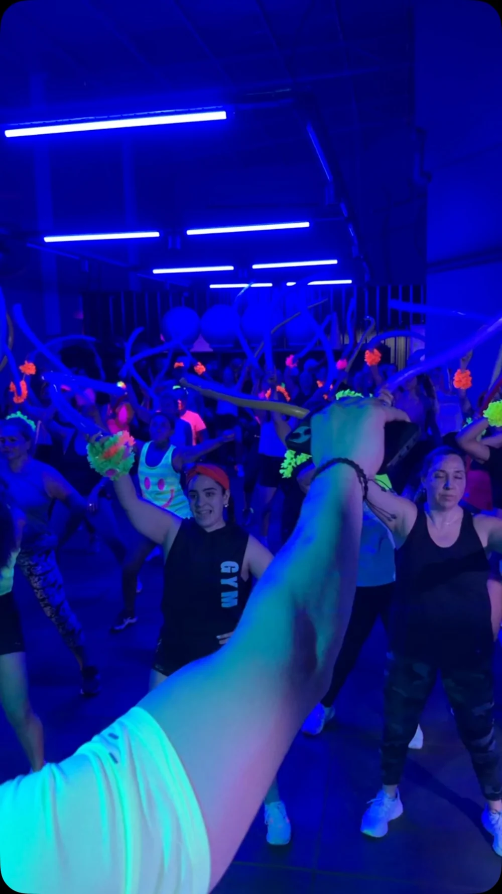 Participantes de un evento de Body Global compartiendo un momento en el gimnasio
