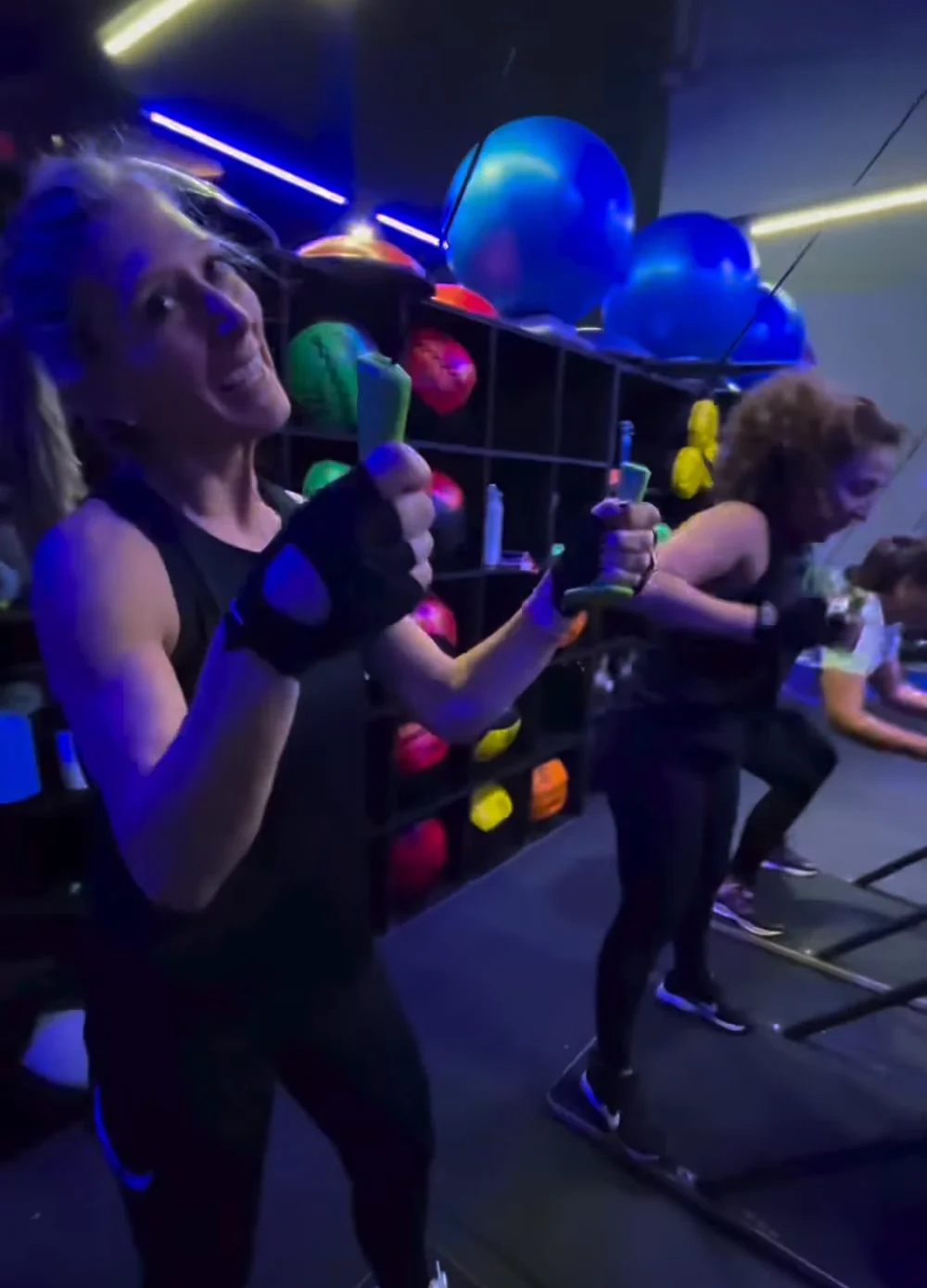 Entrenamiento con mancuernas en la sala de Body Global